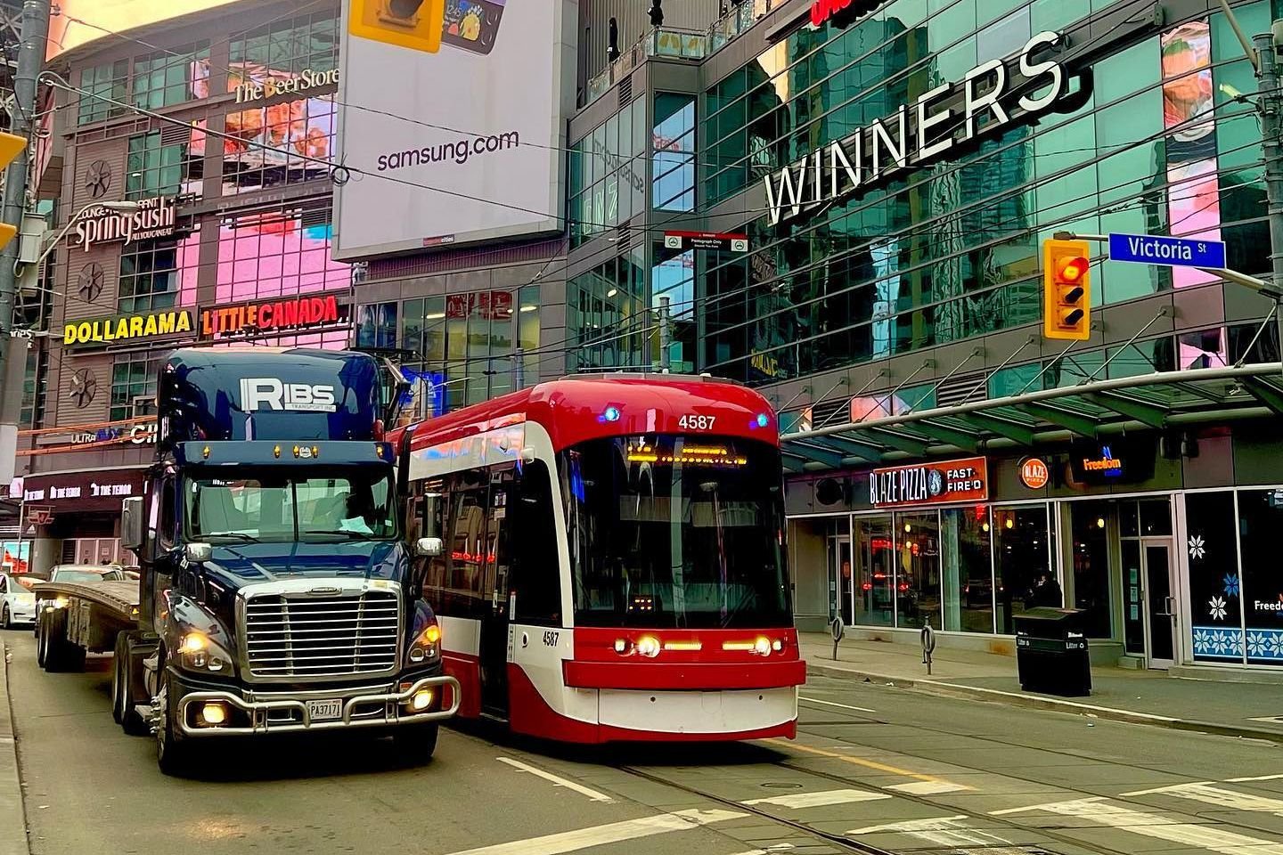 Leia mais sobre o artigo O que fazer em Toronto: conheça o distrito financeiro