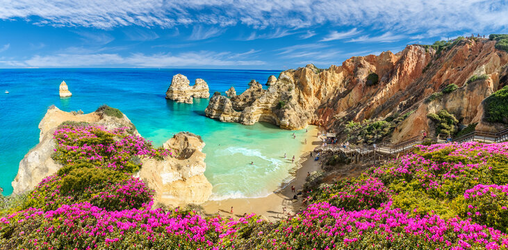 Leia mais sobre o artigo Praias do Algarve: descubra o litoral mais famoso de Portugal
