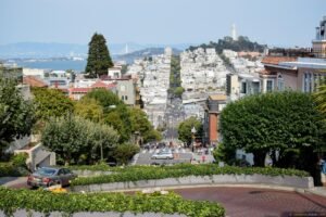 Leia mais sobre o artigo Lombard Street em São Francisco: guia completo para visitar a rua mais sinuosa do mundo com guia brasileiro