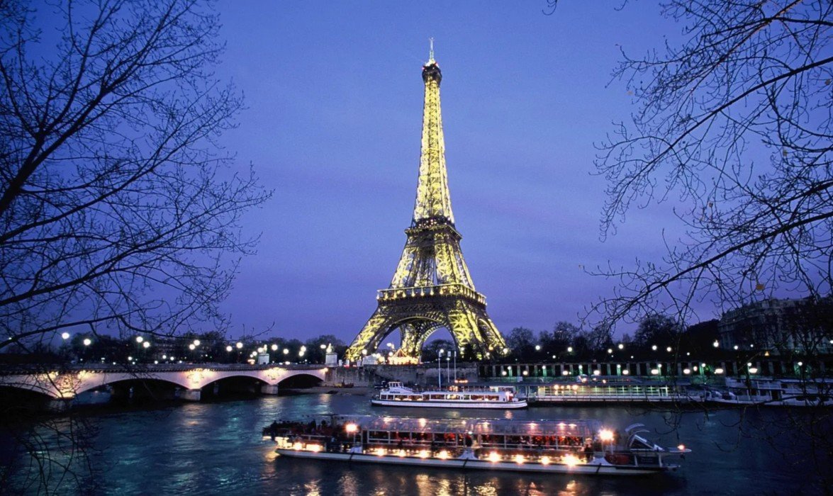 Leia mais sobre o artigo Passeio de Barco Noturno em Paris: conheça a Cidade Luz pelo Rio Sena com Guia Brasileiro