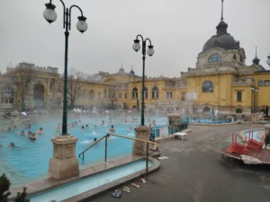 Leia mais sobre o artigo Spa Széchenyi em Budapeste: relaxe no maior complexo de banhos termais da Europa