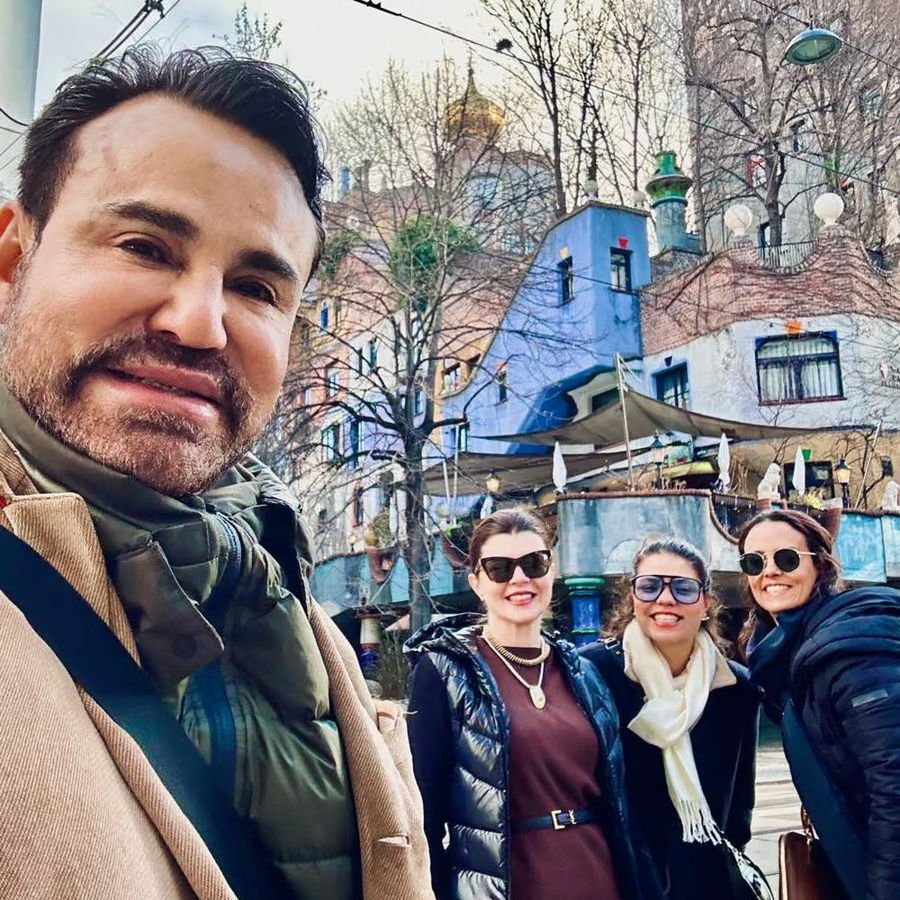 Guia brasileiro Aílton com turistas na Casa Hundertwasser, em Viena
