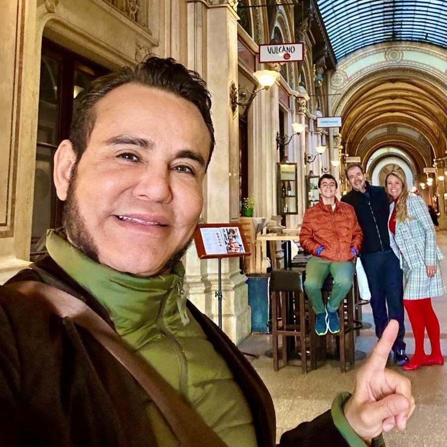 Grupo de turistas brasileiros em city tour por Viena com guia em português