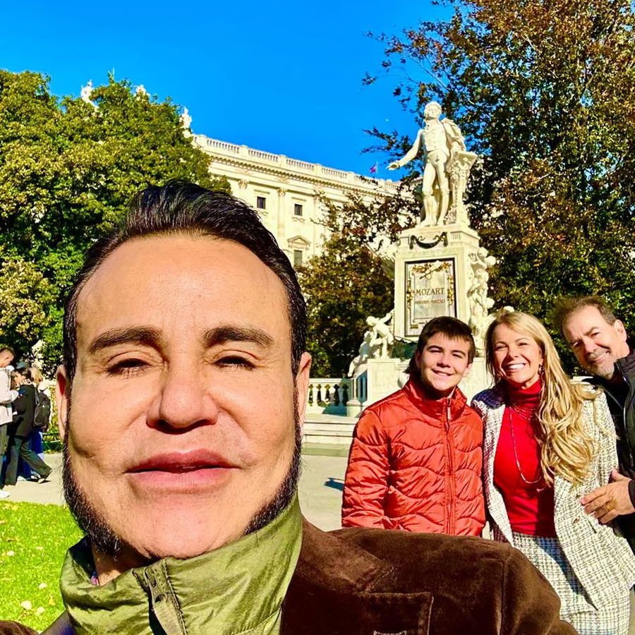 Família brasileira em passeio por Viena acompanhada de guia em português