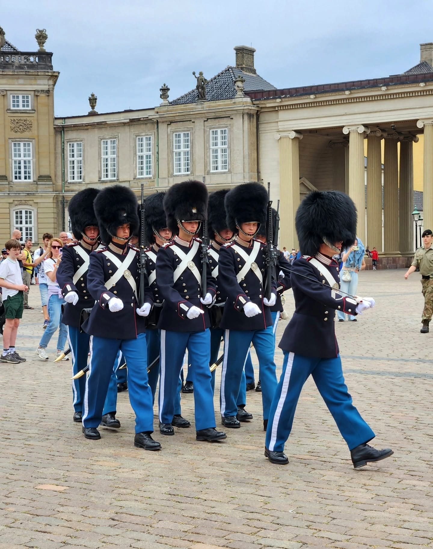 Guarda real marchando na troca da guarda do Palácio de Amalienborg