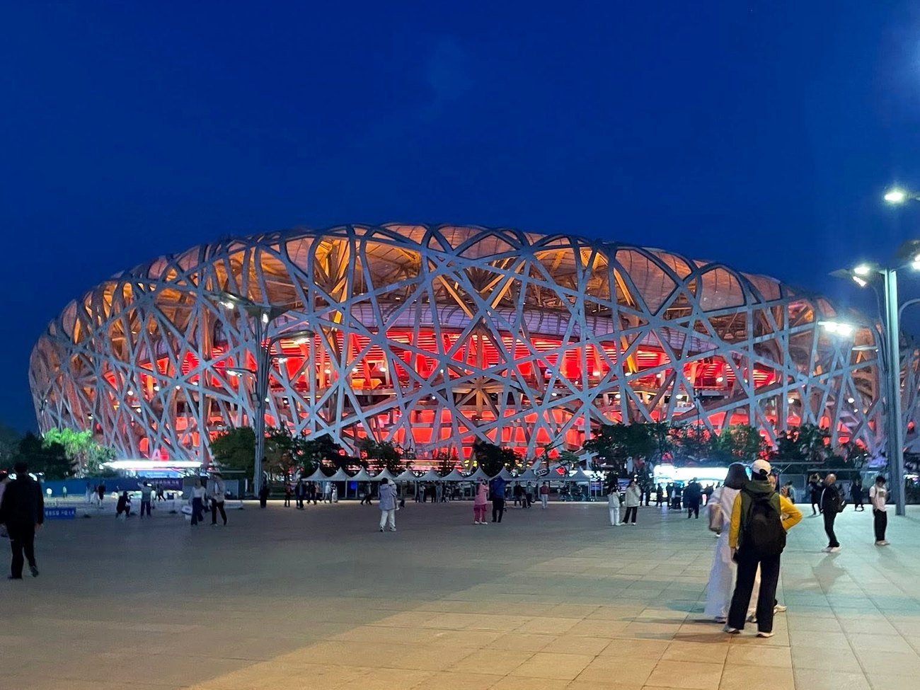 Estádio Ninho do Pássaro iluminado à noite, no Parque Olímpico de Pequim
