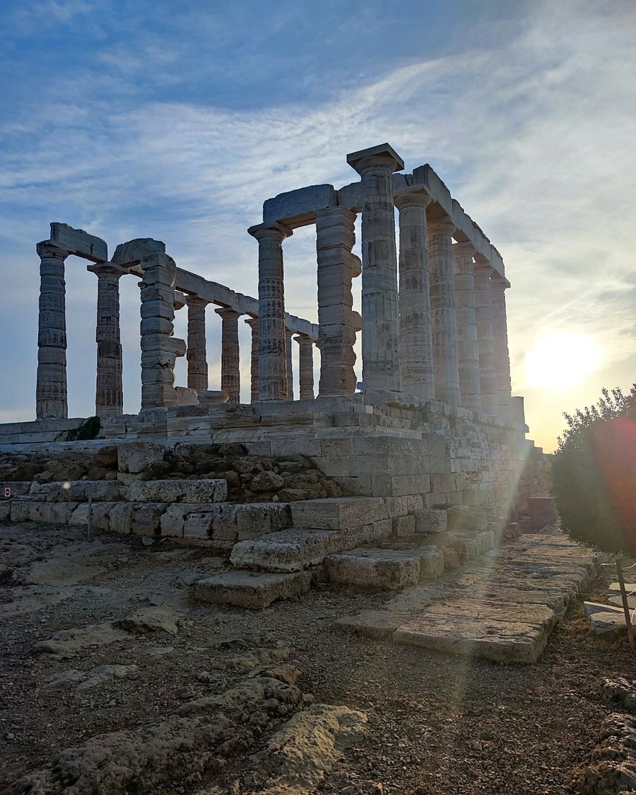 Templo de Poseidon no Cabo Sounion ao pôr do sol