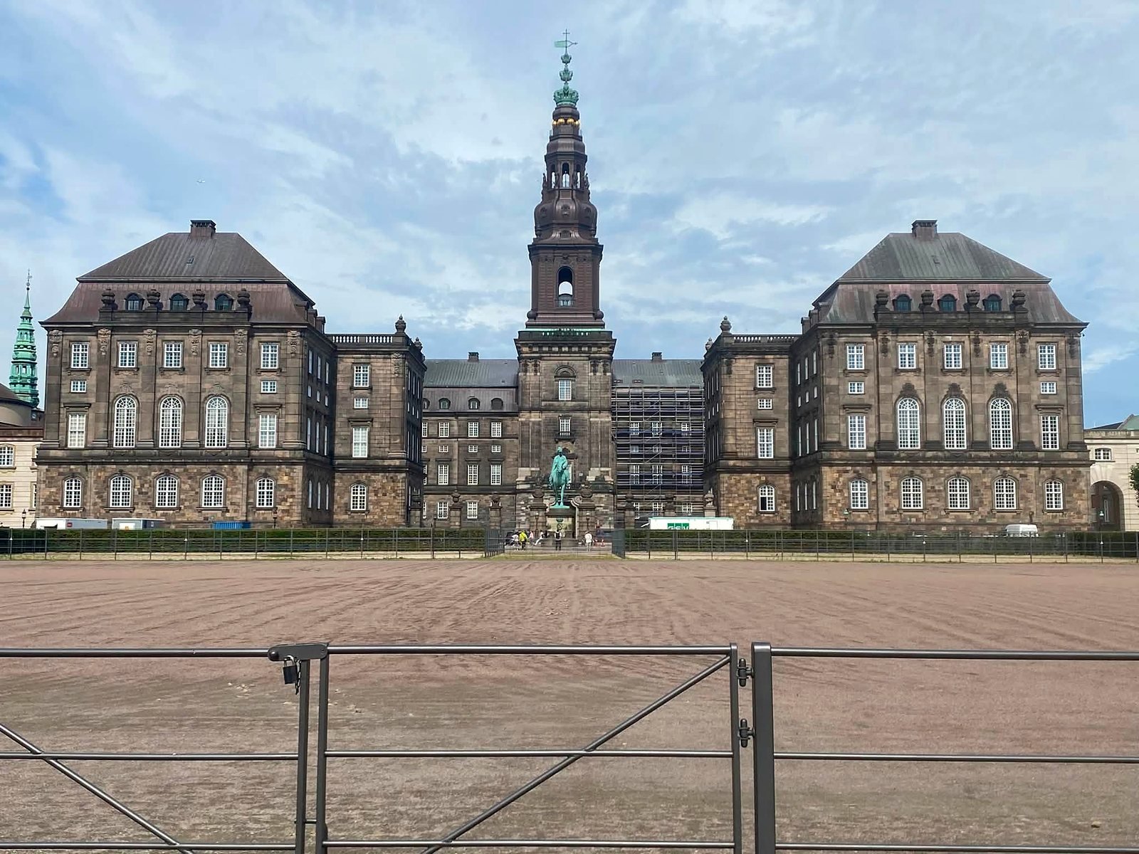 Fachada do Palácio de Christiansborg com a torre central