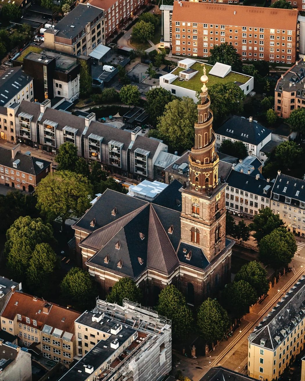 Igreja de Nosso Salvador com a torre em espiral dourada, em Christianshavn