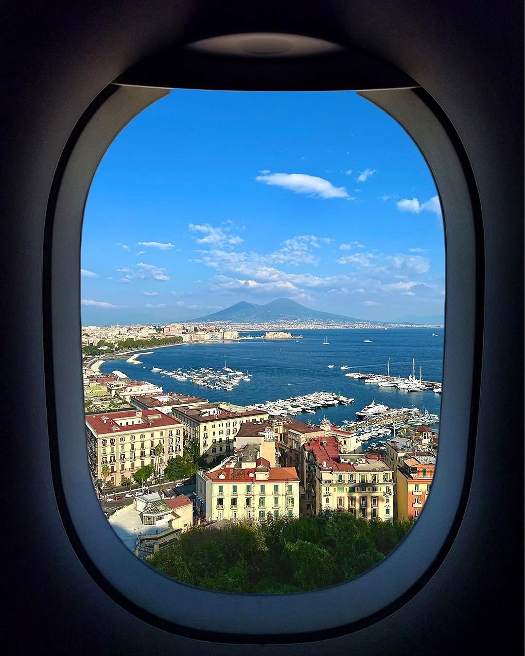 Vista da janela do avião na chegada da viagem