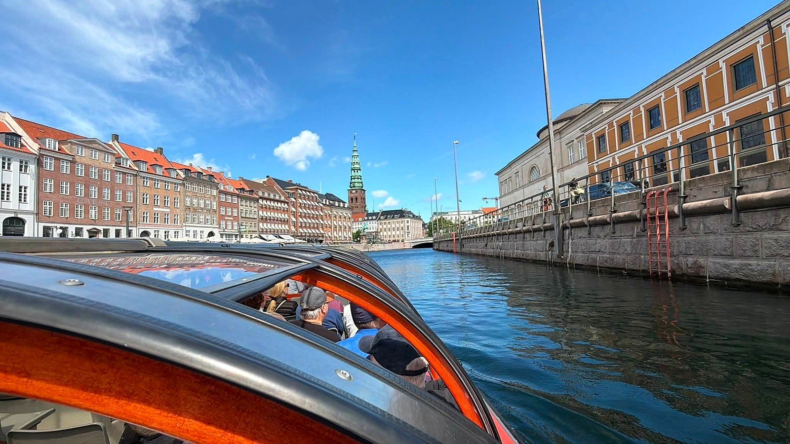 Barco de passeio pelos canais de Copenhague