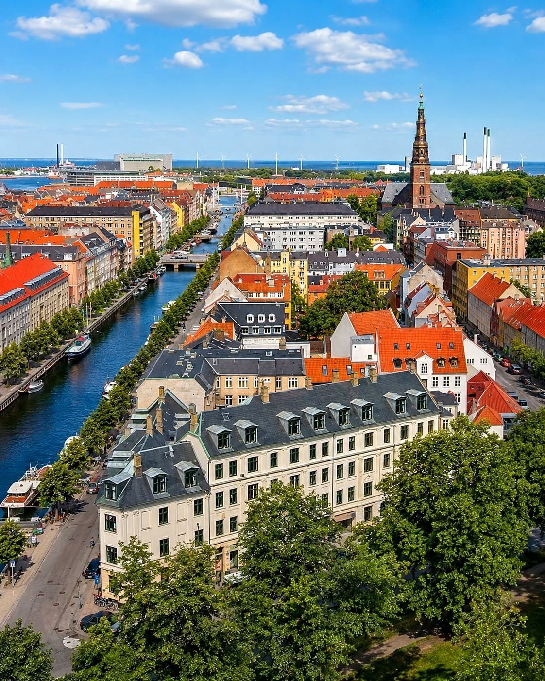 Vista aérea de Copenhague com o canal de Christianshavn e a Igreja de Nosso Salvador