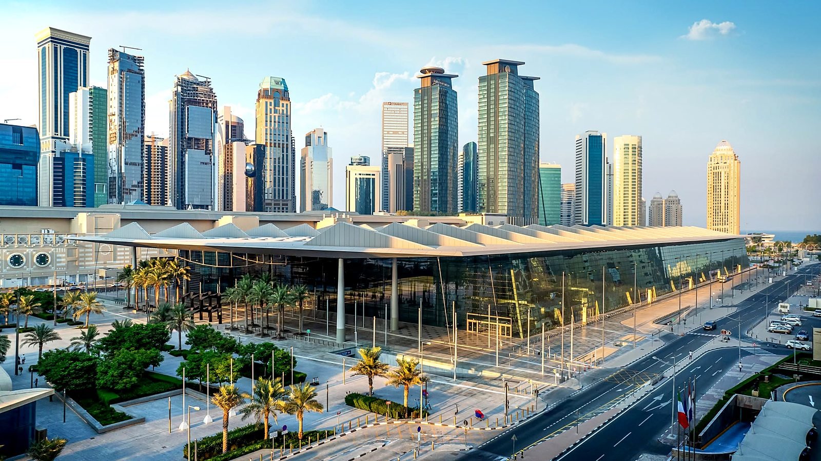 Fachada do Doha Exhibition and Convention Center em West Bay