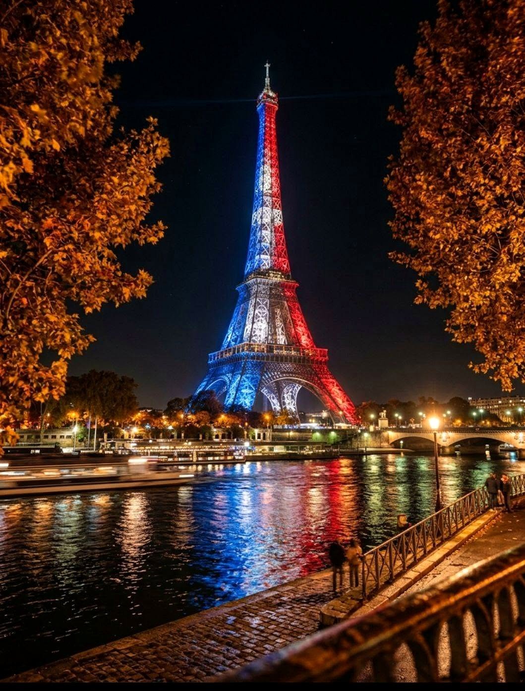 Torre Eiffel iluminada à noite refletida no rio Sena