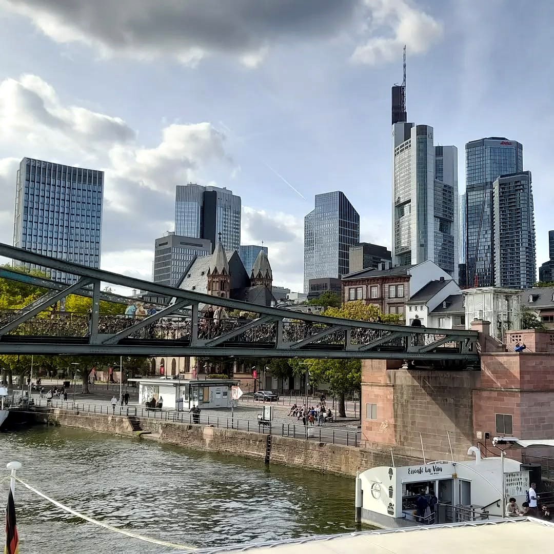 Ponte Eiserner Steg e o skyline de Frankfurt