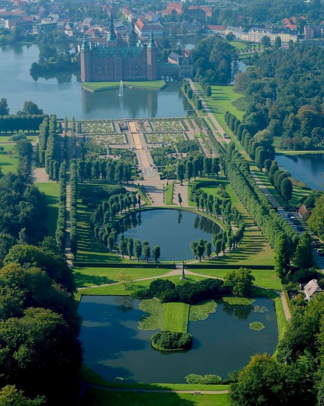 Castelo de Frederiksborg e o jardim barroco vistos do alto, em Hillerød