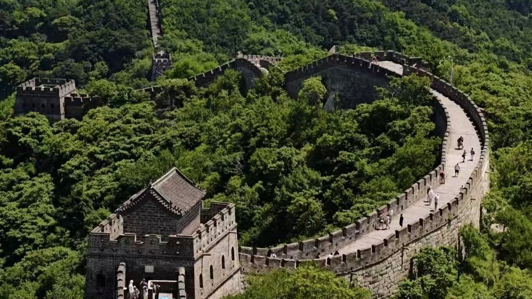 Trecho da Grande Muralha da China serpenteando pelas montanhas verdes perto de Pequim
