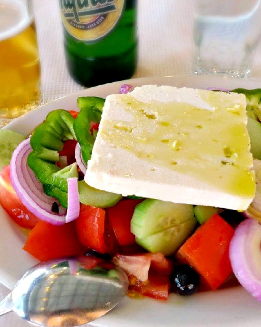 Salada grega com queijo feta e azeite em uma taverna de Atenas