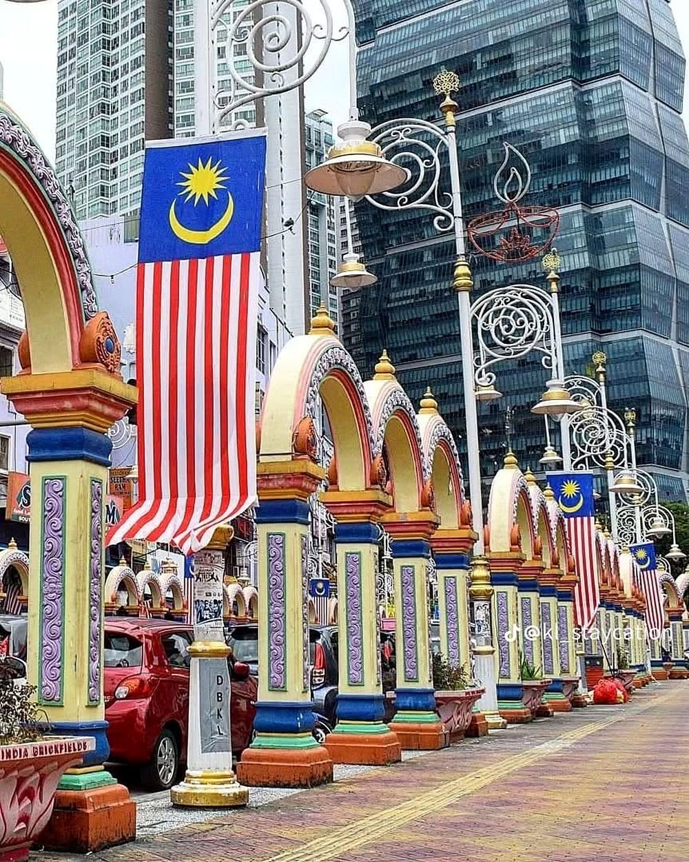 Arcos coloridos e bandeiras da Malásia na rua principal de Little India, em Brickfields
