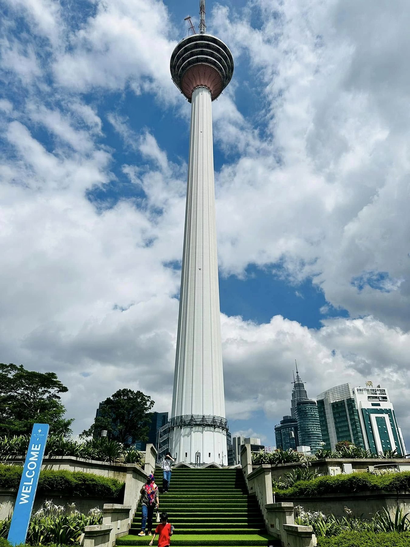 Torre KL Tower vista de baixo, com as Torres Petronas ao fundo