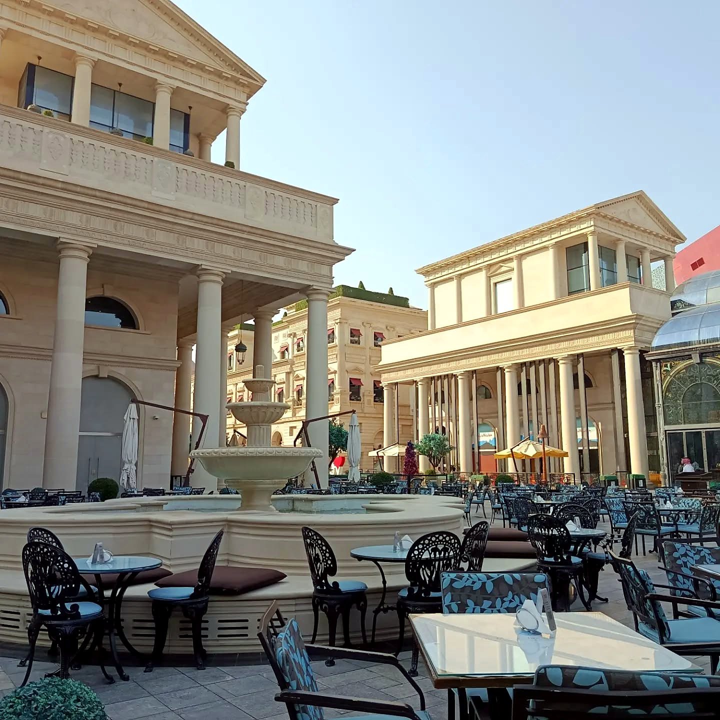 Praça com fonte e cafés ao ar livre na Katara