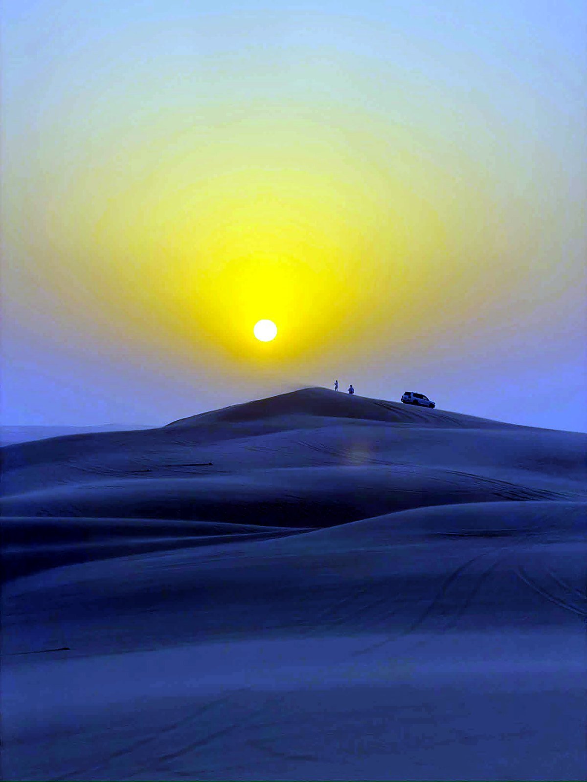 Veículo 4x4 no alto de uma duna em Khor Al Adaid