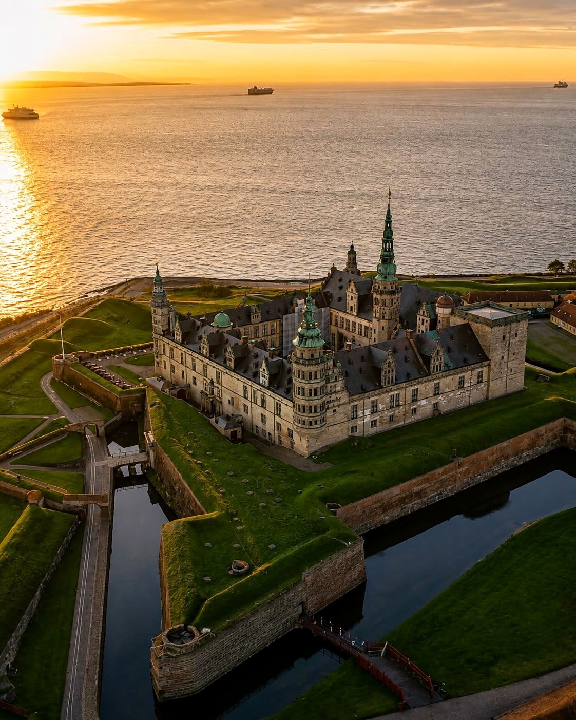 Castelo de Kronborg à beira-mar ao pôr do sol, em Helsingør