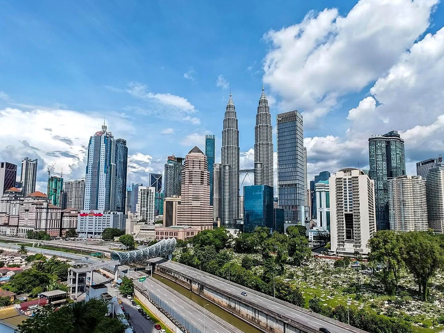 Vista do skyline de Kuala Lumpur com as Torres Petronas ao centro
