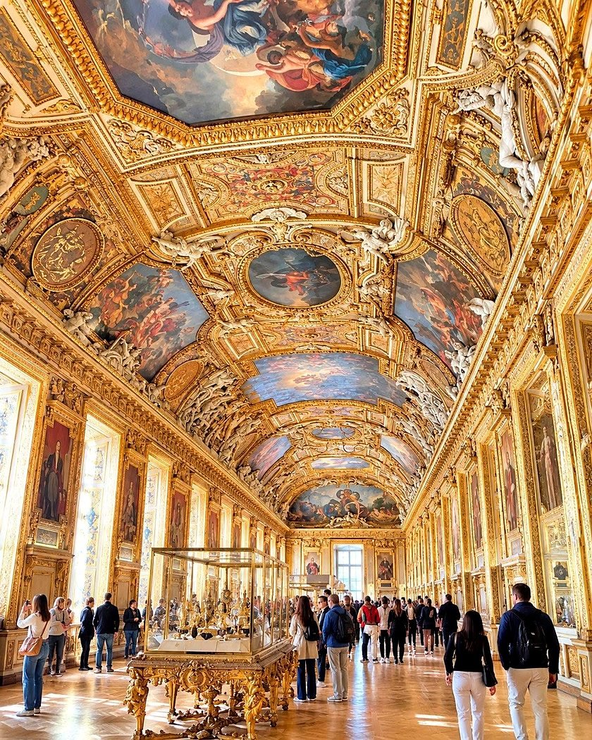 Galeria dourada no interior do Museu do Louvre