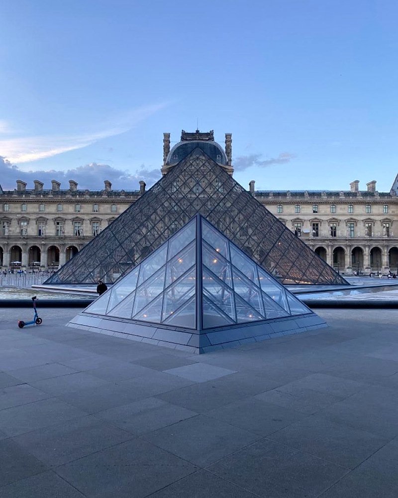 Pirâmide do Museu do Louvre em Paris