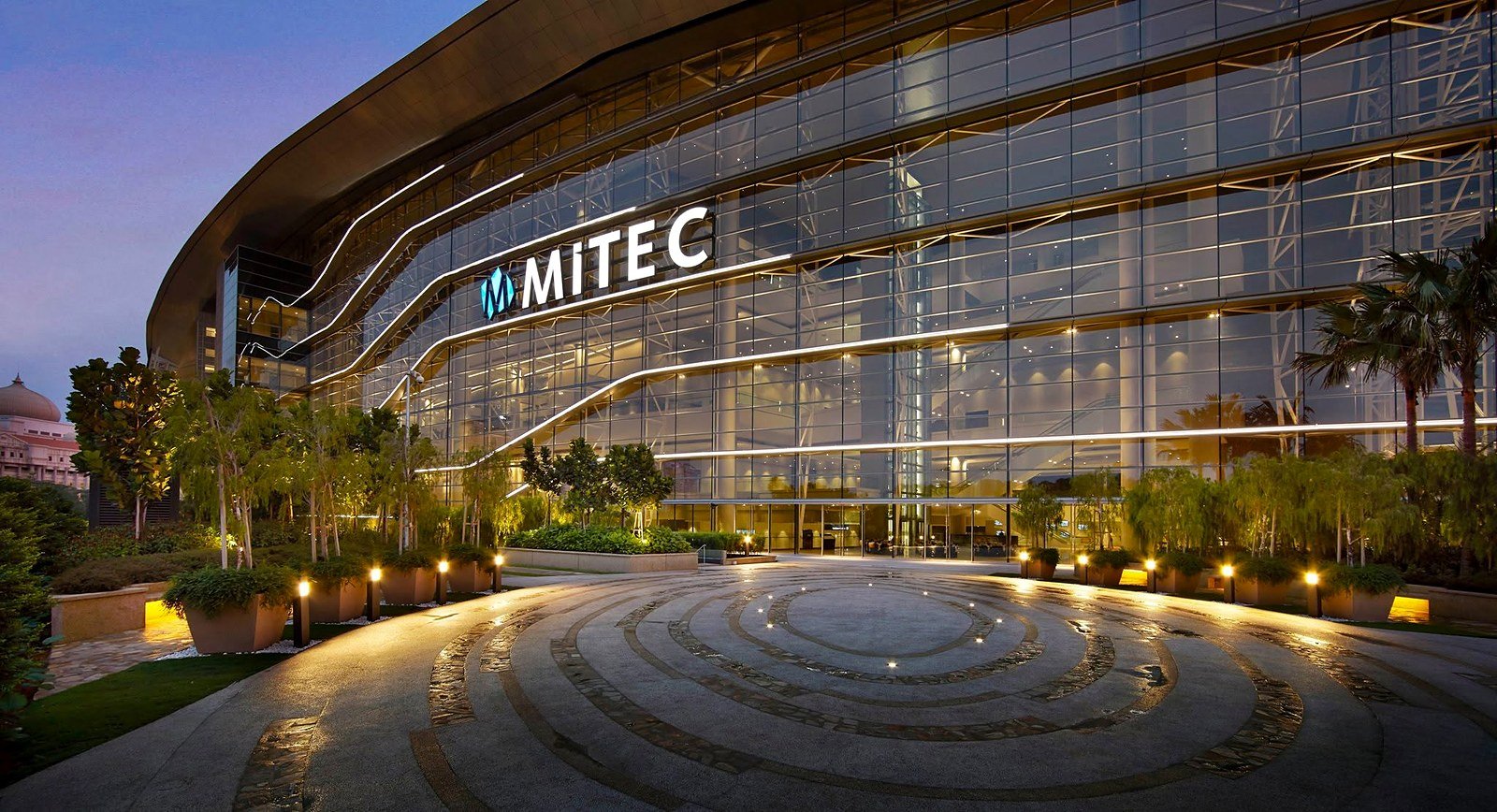 Fachada iluminada do MITEC, maior centro de exposições de Kuala Lumpur