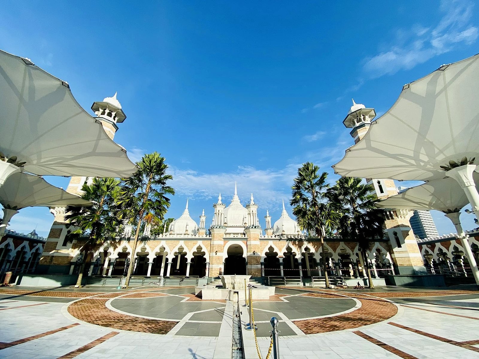 Pátio e cúpulas brancas da mesquita Masjid Jamek