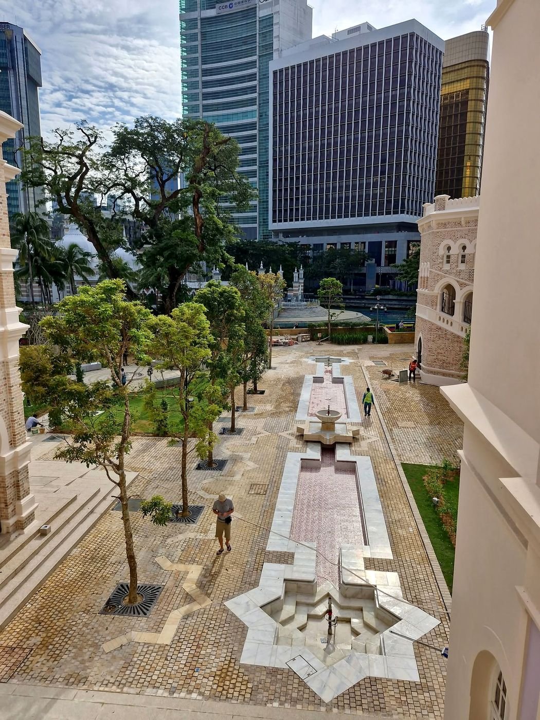 Pátio com espelho d’água ao lado do Edifício Sultan Abdul Samad, perto da Praça Merdeka