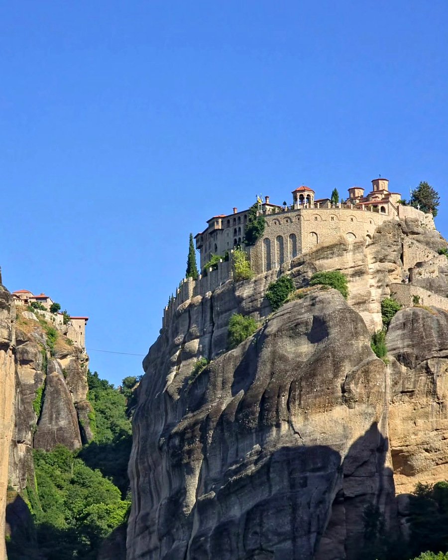 Mosteiro no alto de um rochedo em Meteora