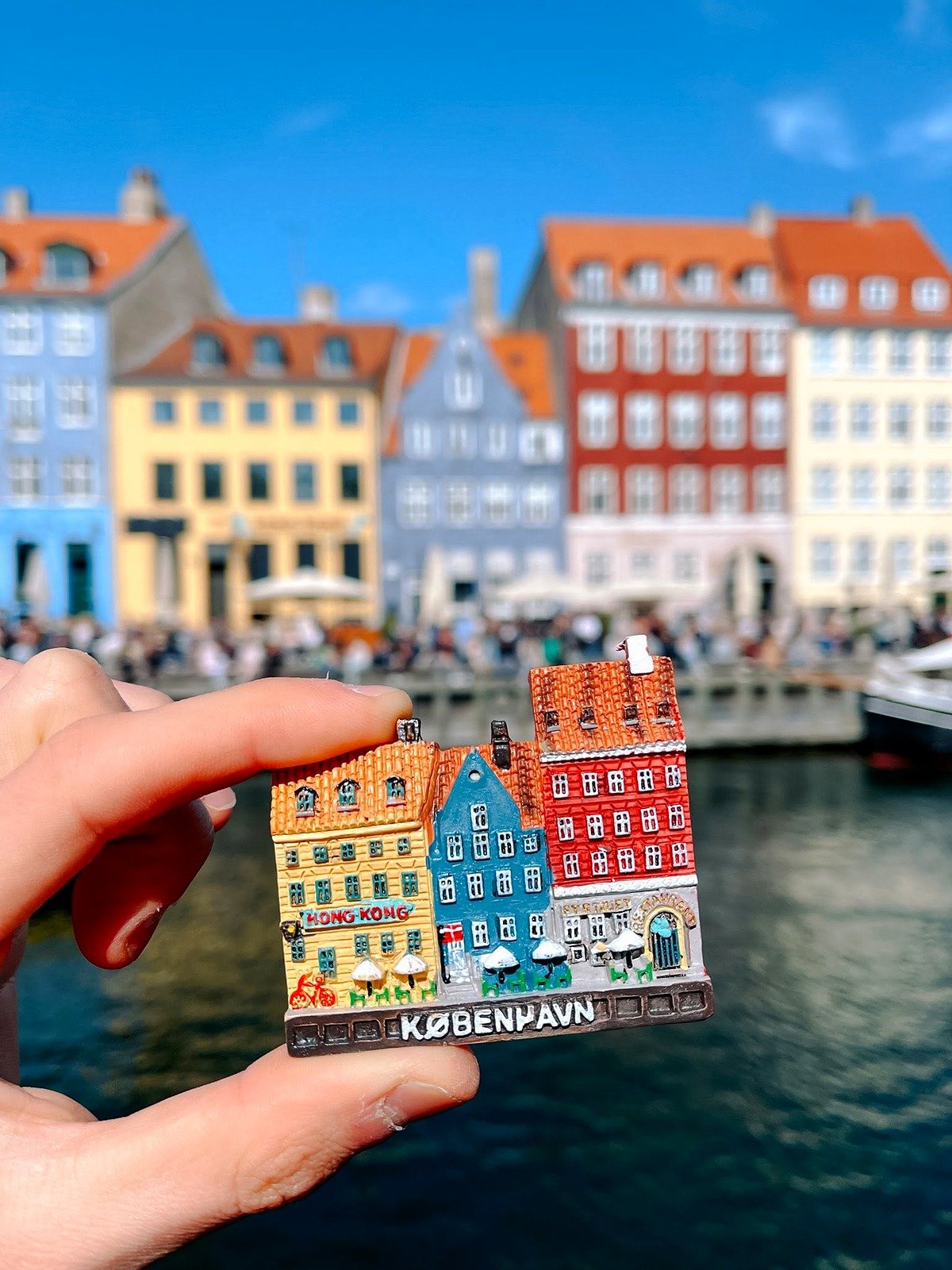 Ímã de lembrança com as casas de Nyhavn diante do canal verdadeiro