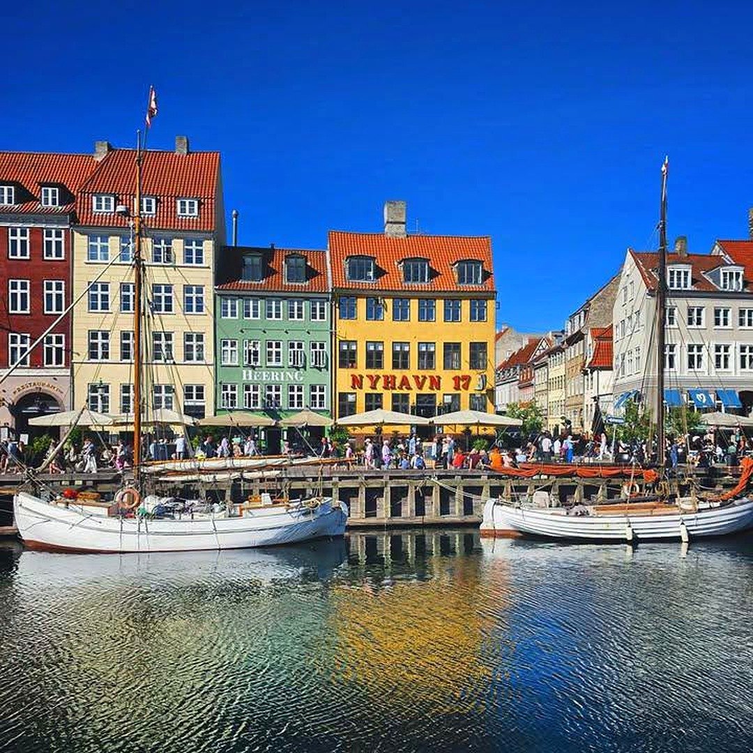 Fachadas coloridas e veleiros antigos em Nyhavn