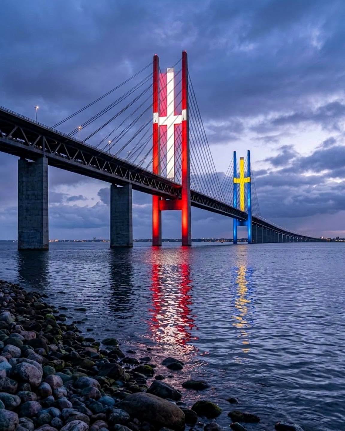 Ponte de Øresund iluminada com as cores da Dinamarca e da Suécia