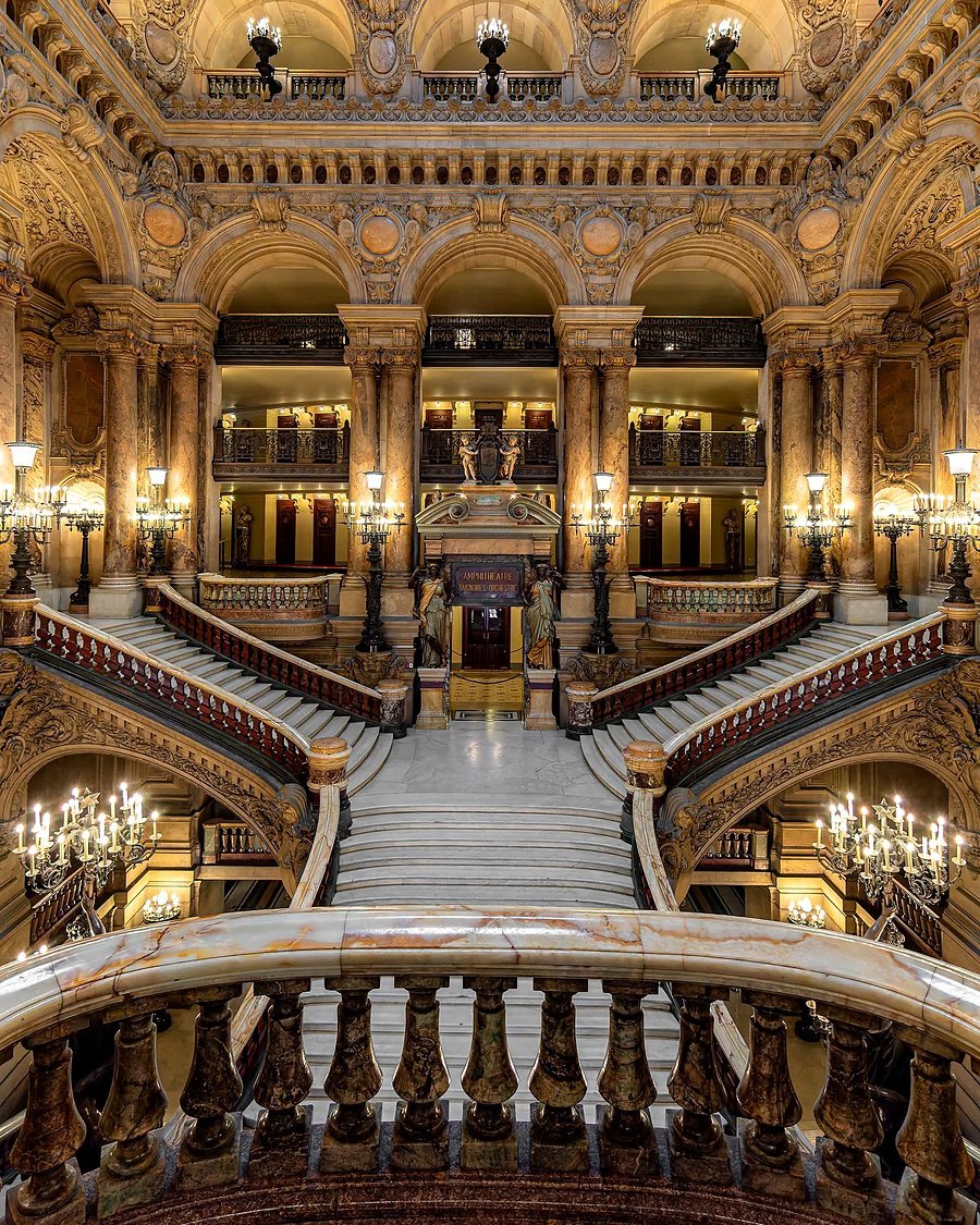 Grande escadaria da Ópera Garnier
