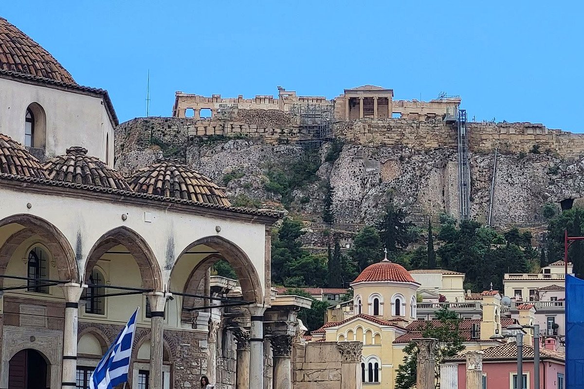 Praça Monastiraki com a Acrópole ao fundo
