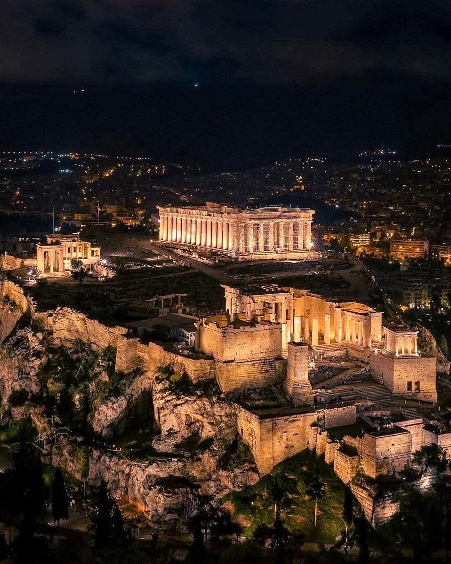 Acrópole de Atenas iluminada à noite, com o Partenon