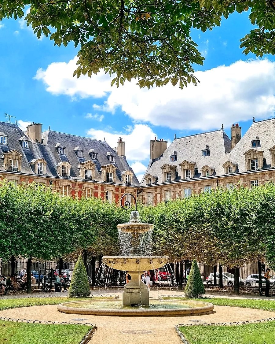 Chafariz e casarões da Place des Vosges, no Marais