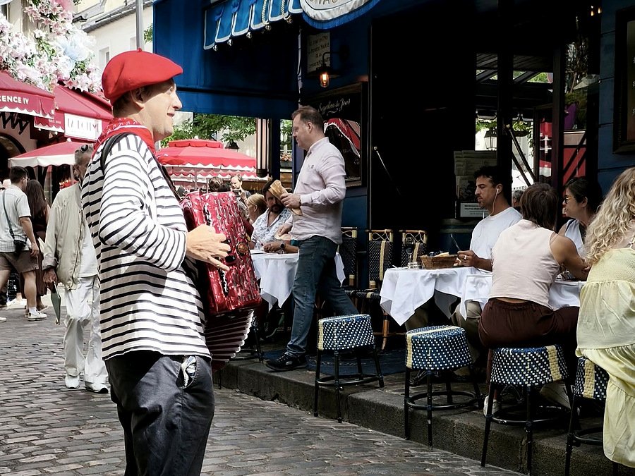 Músico com acordeão na Place du Tertre, em Montmartre