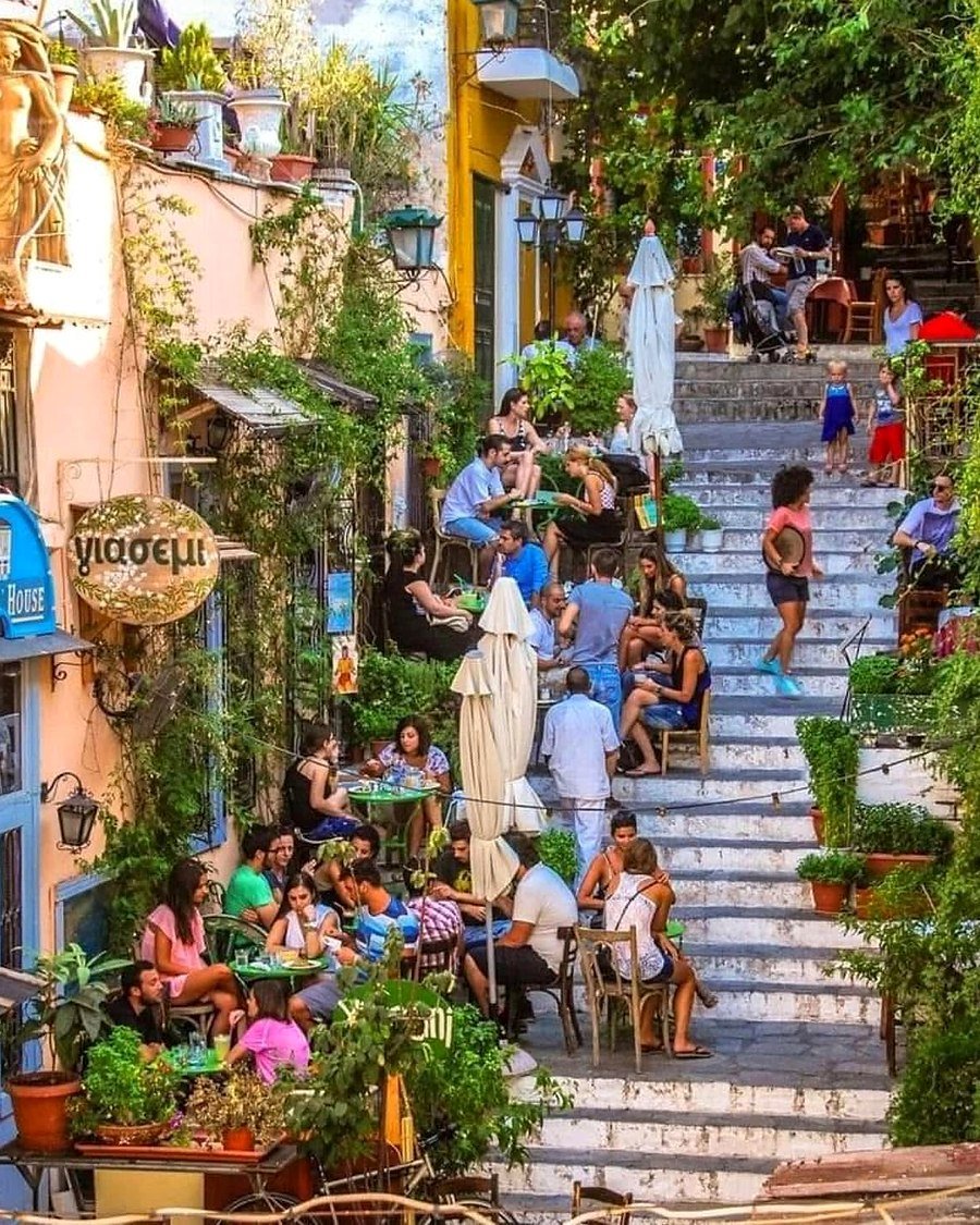 Escadaria de Plaka com tavernas e cafés, em Atenas