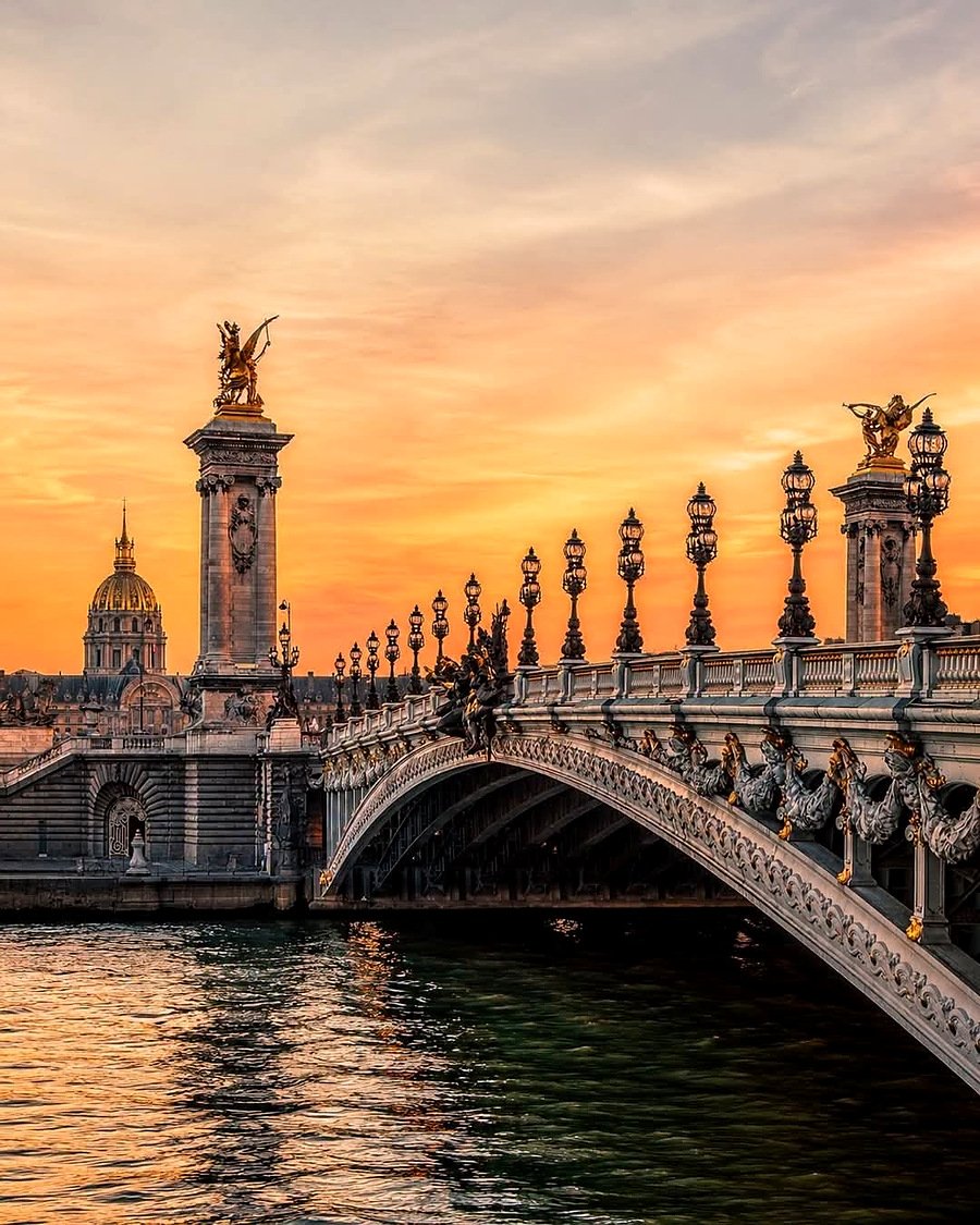 Ponte Alexandre III sobre o Sena ao pôr do sol