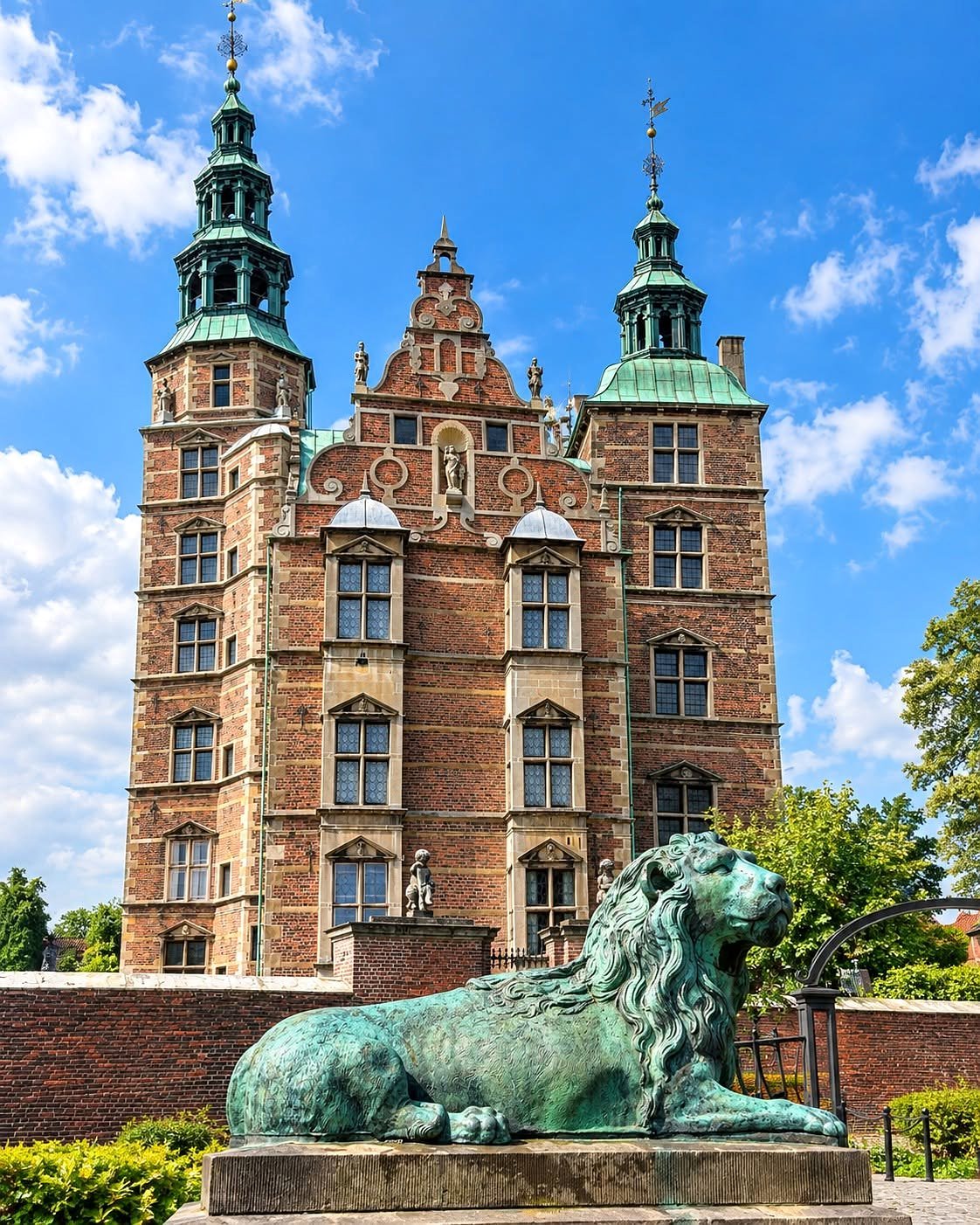 Castelo de Rosenborg com leão de bronze em primeiro plano