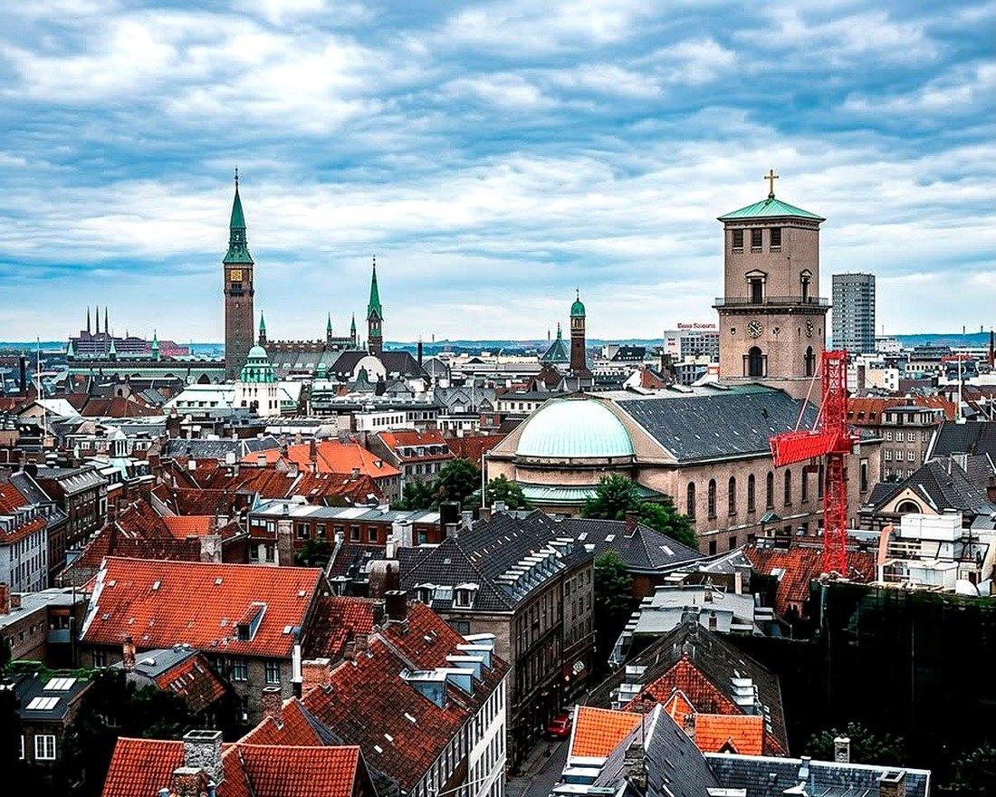 Telhados e torres do centro de Copenhague vistos do alto da Torre Redonda