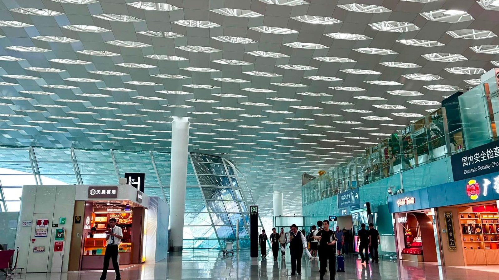 Saguão do aeroporto internacional de Bao'an, em Shenzhen, com passageiros circulando