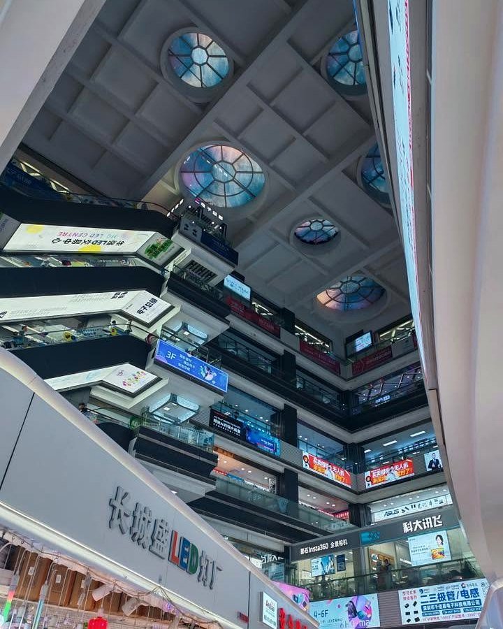 Galerias de lojas de eletrônicos do mercado de Huaqiangbei, em Shenzhen