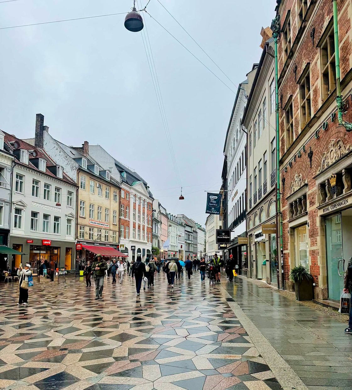 Rua de pedestres Strøget com lojas e piso de mosaico