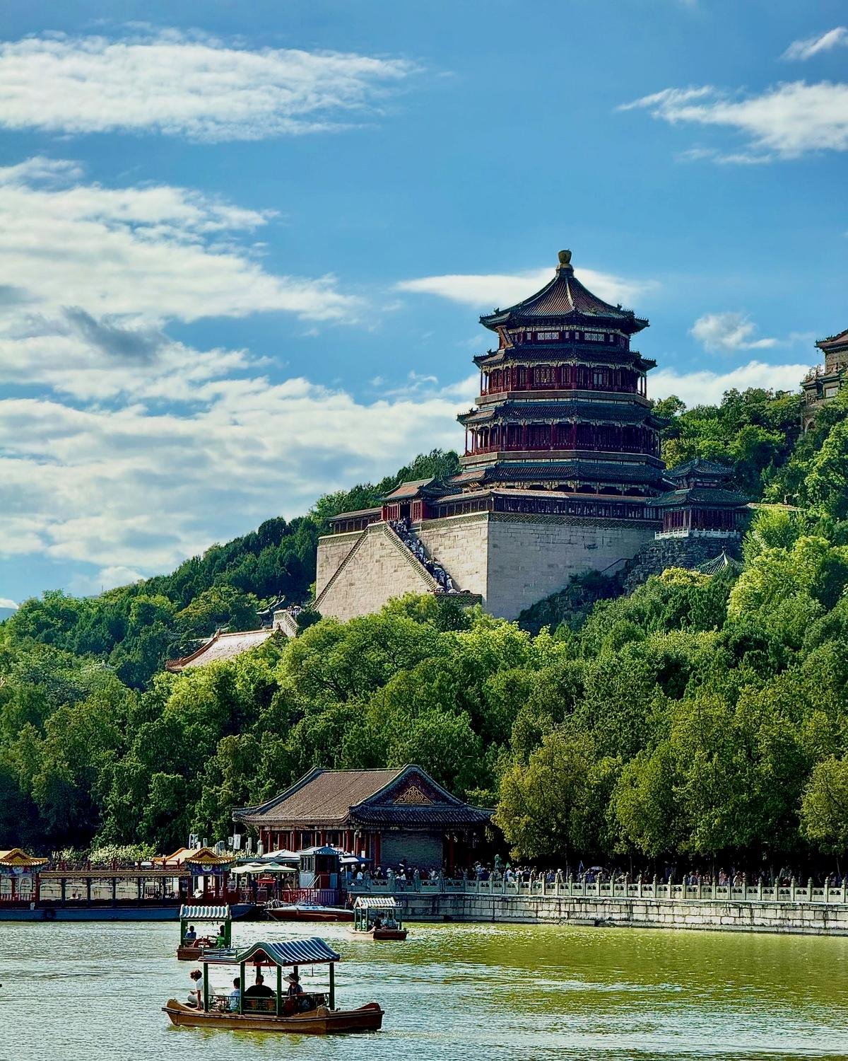 Pagode do Palácio de Verão de Pequim visto do lago Kunming, com barcos na água